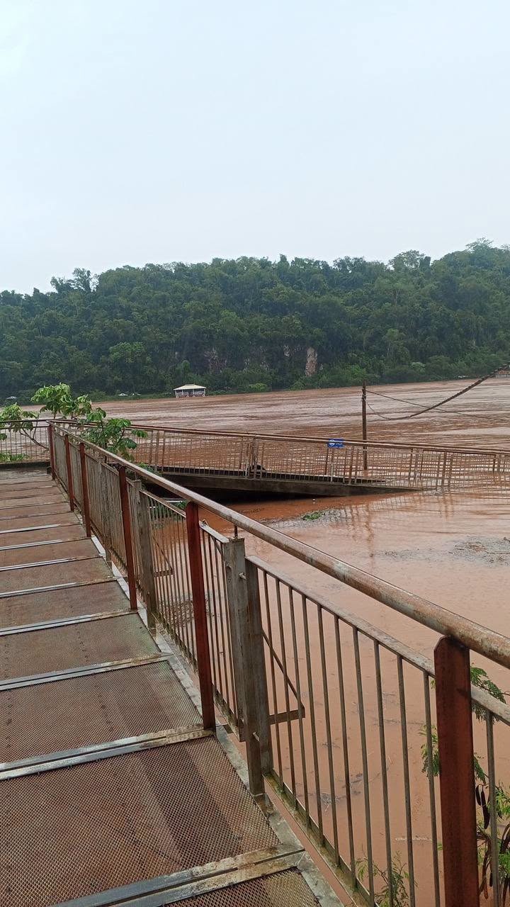 Creciente del río Iguazú: cerraron el puerto y comenzaron a evacuar comercios de la costa 2